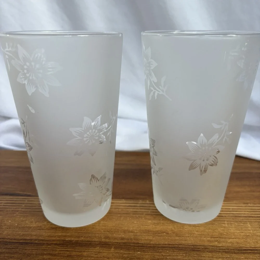 Set of 2 Frosted Floral Drinking Glasses Etched Flower Tumblers Vintage Style